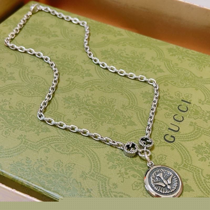 G*u*i necklaces